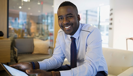 entrepreneur souriant, tenant une tablette