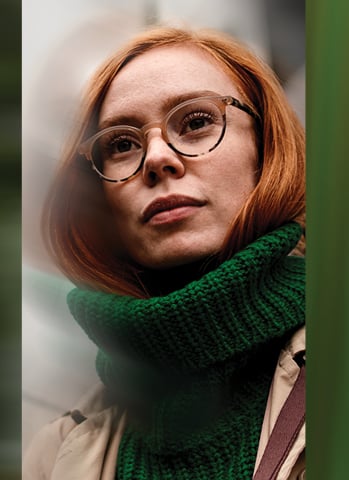 entrepreneur rousse portant un foulard vert